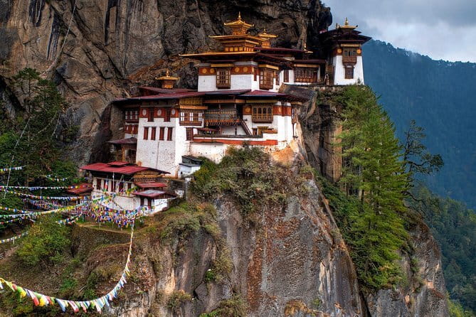 A 7-Day Journey Through the Land of Happiness - Day 5: Khamsum Yulley Chorten hike, Punakha Dzong, and a ridge-top nunnery