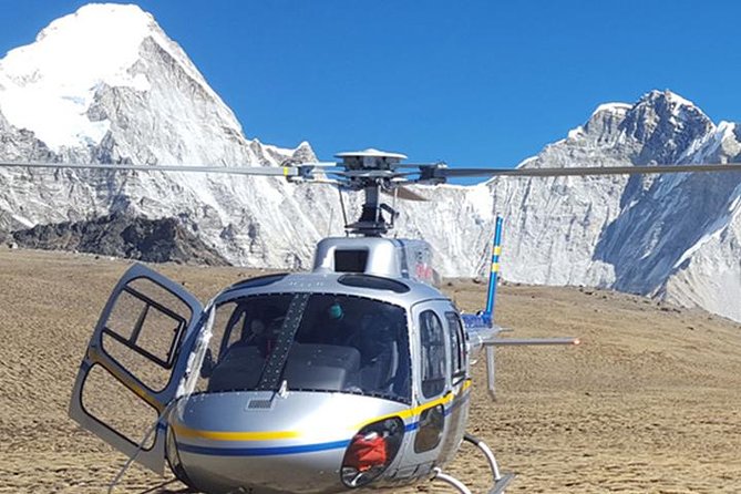 Everest Base Camp Helicopter Tour landing at Hotel Everest View - Entering the Everest viewpoint orbit from Kathmandu