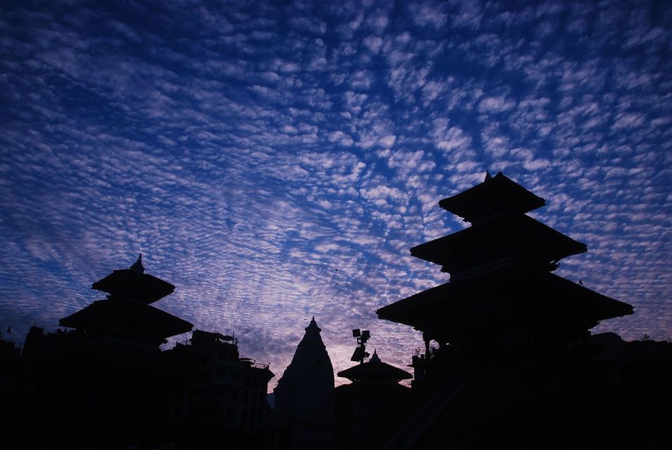 Kathmandu at Sunset: Explore the City on Rickshaw - Kathmandu Durbar Square at dusk: watching worship and daily life