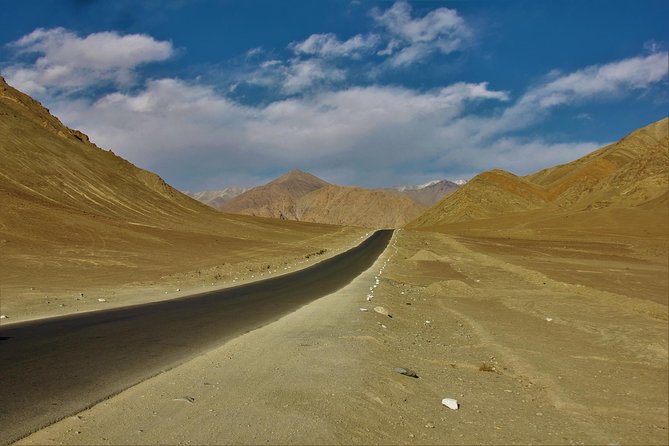 Khardungla Pass Expedition: A High Altitude Day Trip from Leh - Arriving at Khardungla Pass: views, crowds, and the cold reality