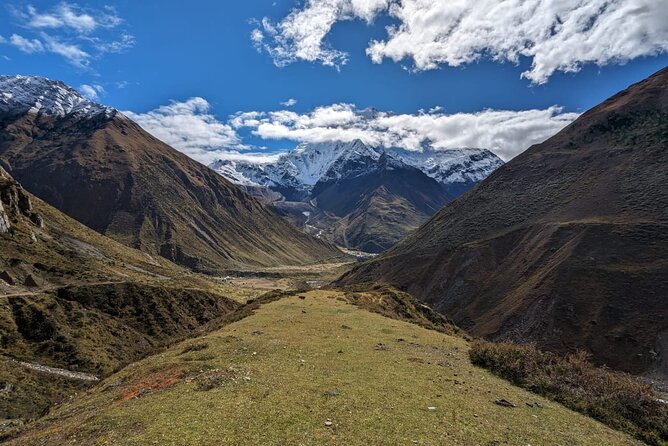 Manaslu Trekking - Descent and changing scenery: from Tilje viewpoint energy to Chamje calm
