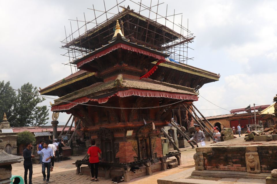 Nagarkot Sunrise With Changu Narayan and Bhaktapur Day Tour - Bhaktapur Durbar Square and the 55-Window Palace: Where Nepal Feels Lived-In