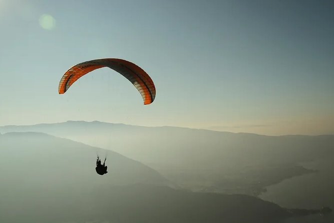 Paragliding in Kullu Manali - Safety gear and the pilot briefing (where it starts, not where it ends)