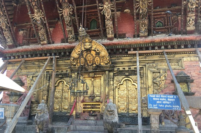 Private Day Tour in Kathmandu Valley Rim with Bhaktapur Sightseeing - Taumadhi Square and Pottery Square: everyday craft and city life